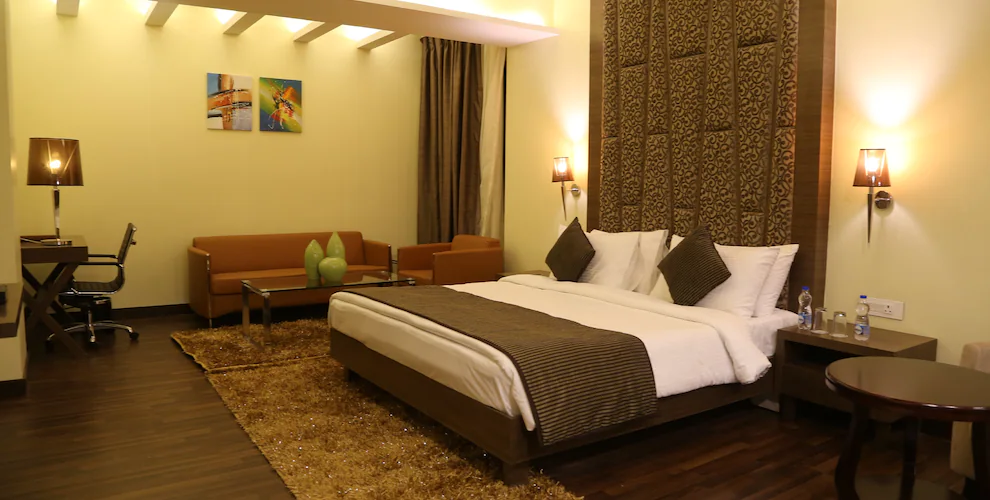 Fern Club Room3