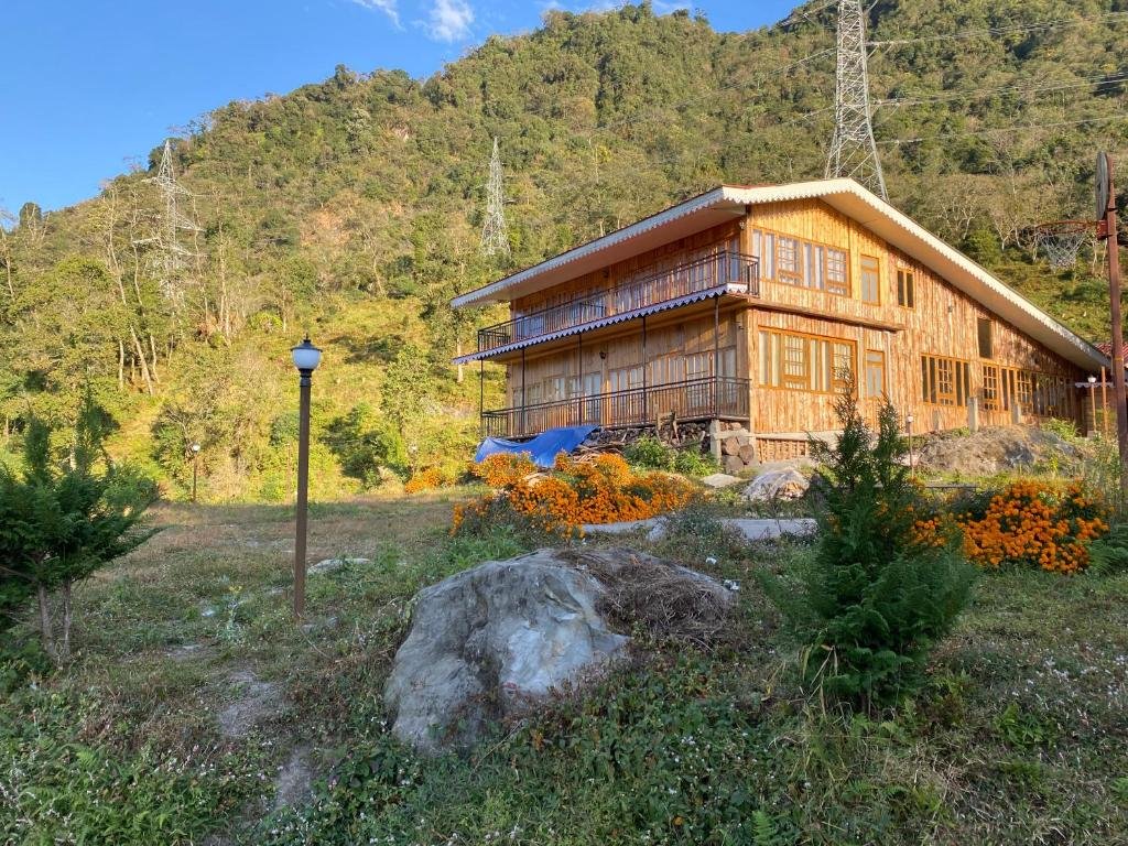  LOG CABIN IN THE WOODS