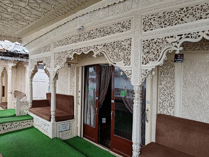 SWAN GROUP OF HOUSEBOATS